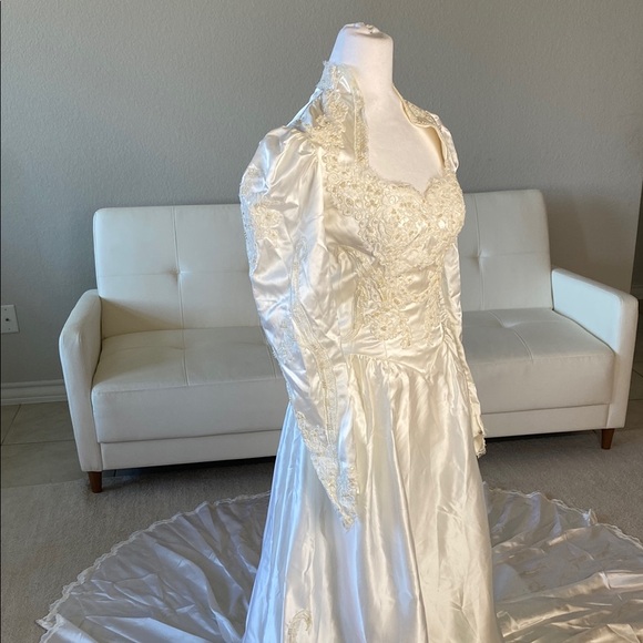 Elegant Vintage Ivory Lace Wedding Gown - Picture 8 of 16